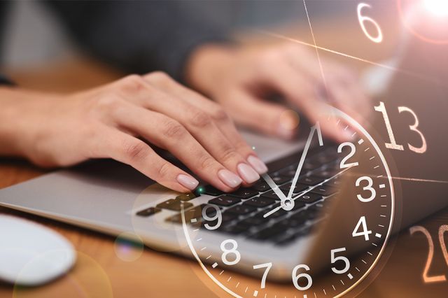 Foto: Hände tippen auf Laptop Tastatur